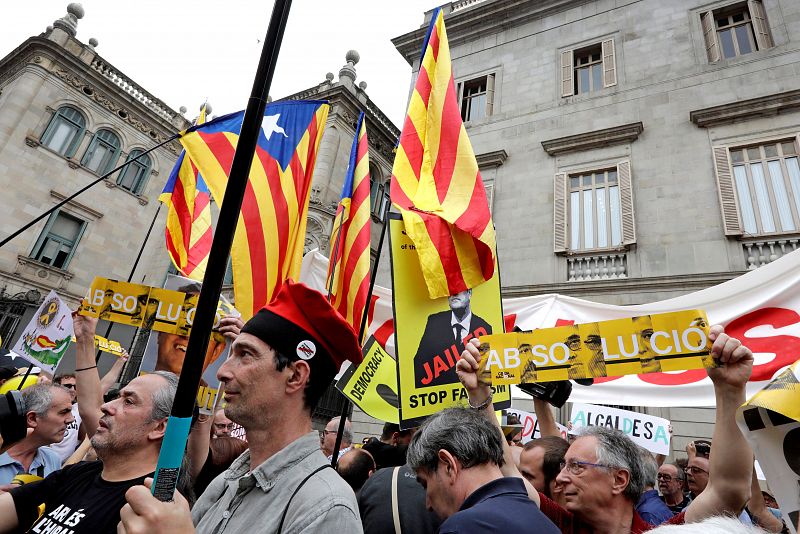 Cientos de personas se han concentrado frente a la plaza Sant Jaume, portando 'esteladas' y los carteles con el rostro de los presos del 'procés' .