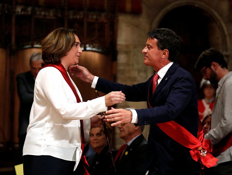 Ada Colau saludo al candidato de Cs, Manuel Valls, minutos antes de su investidura como alcaldesa de Barcelona.