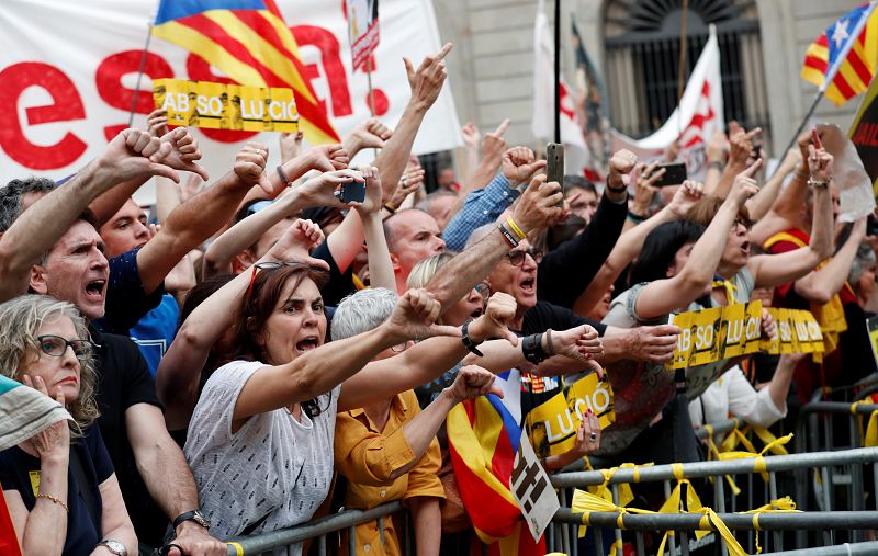 Concentración contra la investidura de Ada Colau en la plaza de Sant Jaume en Barcelona