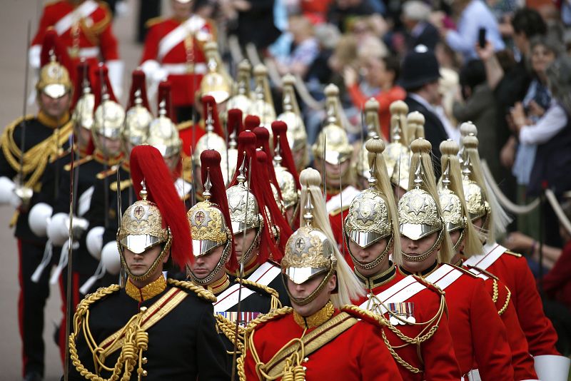 El acto, de carácter privado, congregó al capítulo de la orden, la más antigua del país y de la que la reina británica es la soberana, lo que le da la potestad de decidir a sus miembros.