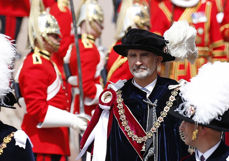 Felipe VI lució la toga de terciopelo azul y el sombrero negro de estilo Tudor con plumas blancas de avestruz que distingue a los miembros de la congregación.