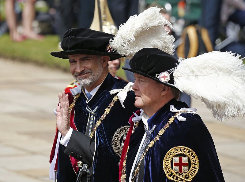 El rey Felipe VI saluda tras ser investido este mediodía nuevo caballero de la Orden de la Jarretera, en una ceremonia que se ha celebrado en el Salón de Trono de Castillo de Windsor.  