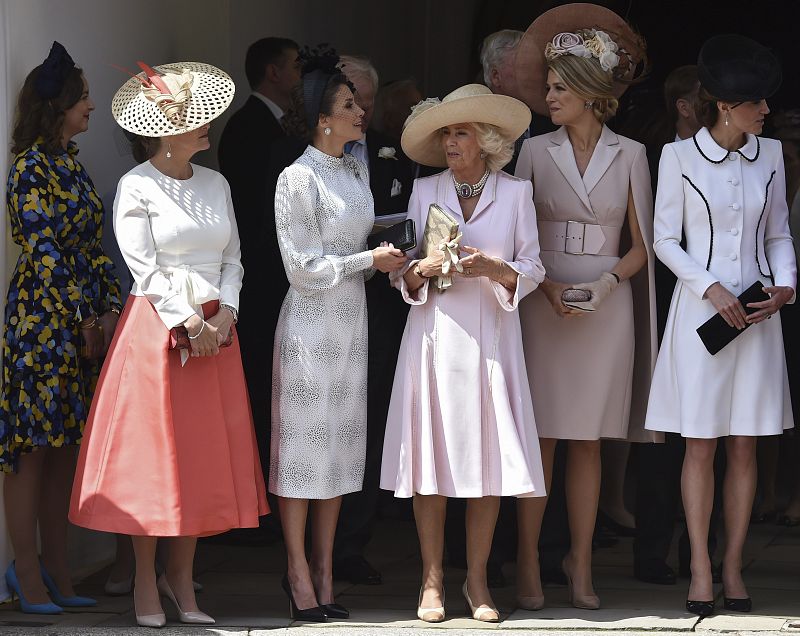 La reina Letiziajunto a Sofía de Wessex, esposa del príncipe Eduardo, Camilla, duquesa de Cornualles, la reina Máxima de Holanda y Kate Middleton, duquesa de Cambridge.