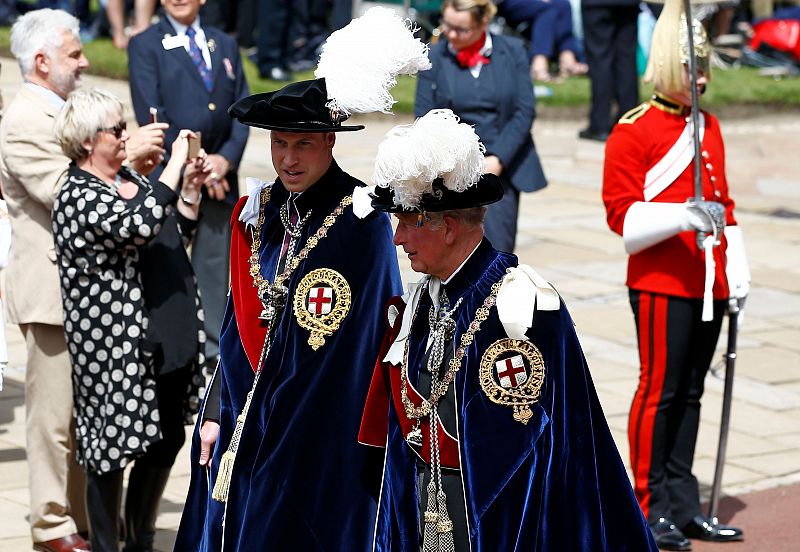 El principe Guillermo, el duque de Cambridge y el principe Carlos durante el desfile e la Orden de la Jarreta.