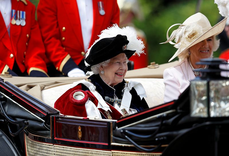 La reina Isabel II de Inglaterra, como ya hiciera el pasado año, se desplazó en coche detrás del cortejo, en lugar de hacerlo a pie, como el resto de caballeros y damas.