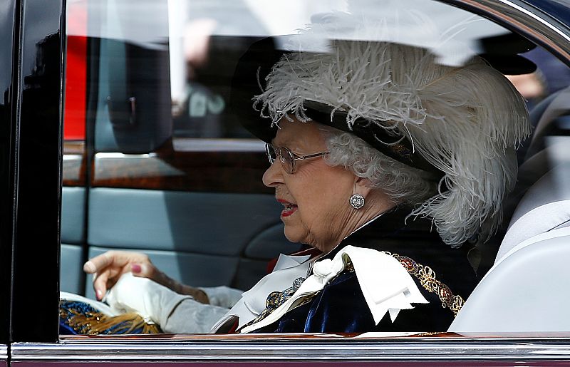 La reina Isabel II de Gran Bretaña llega para asistir al Servicio anual de la Orden de la Jarretera en la Capilla de San Jorge en el Castillo de Windsor