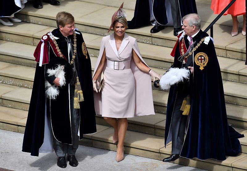 También se invistió caballero al rey Guillermo de Holanda en presencia de su esposa, la reina Máxima.