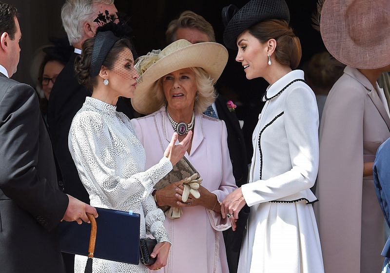  Letizia, junto a la duquesa de Cornualles, conversa con Kate Middleton en la entrada de la Capilla de San Jorge.