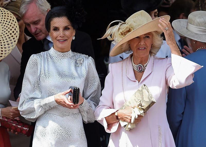  La reina Letizia, junto a Camilla, duquesa de Cornualles, en la entrada de la Capilla de San Jorge, tras la ceremonia.