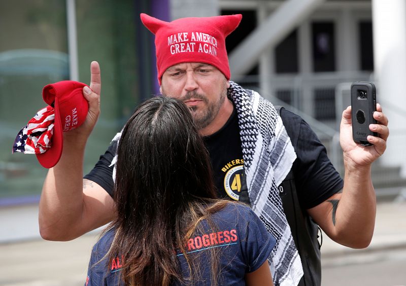 Un partidario de Trump se encara con una manifestante opositora fuera del centro de convenciones de Orlando. Foto: Gregg Newton / AFP