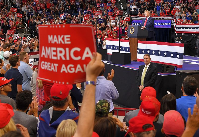 Seguidores del presidente con el lema de su campaña y su administración: "Hagamos América grande de nuevo". Foto: Mandel Ngan/Afp