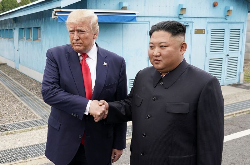 Saludo entre Donald Trump y Kim Jong-un en la Zona Desmilitarizada entre las dos Coreas