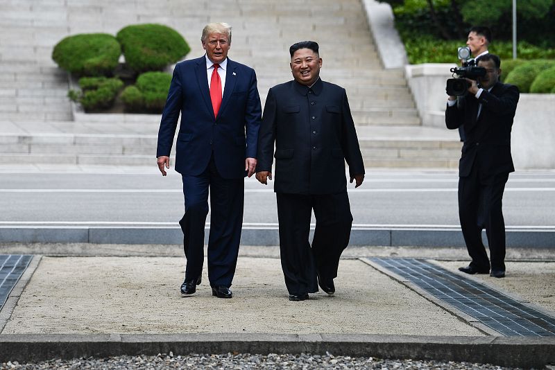 Trump y Kim caminan por la Zona Desmilitarizada que divide a las dos Coreas