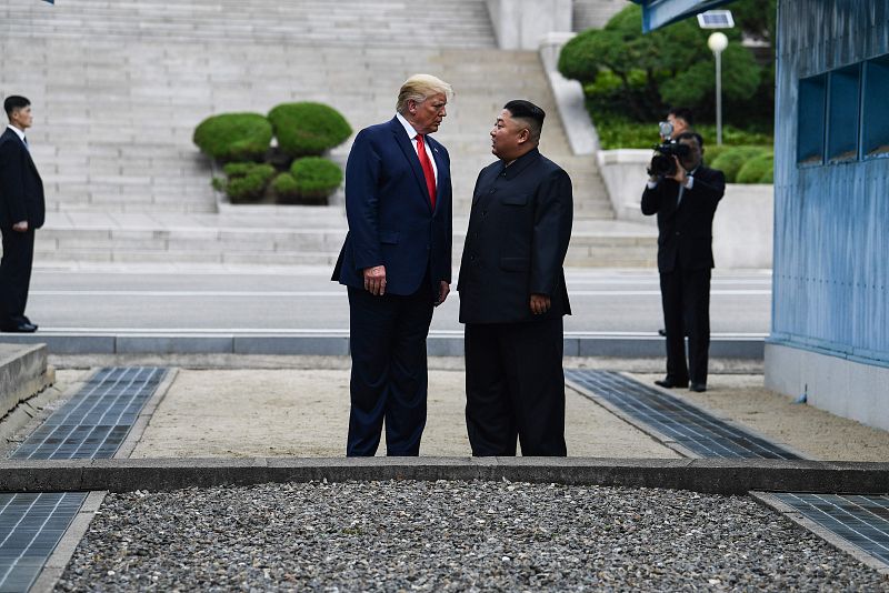Trump cruza la línea fronteriza y entra en Corea del Norte acompañado de Kim Jong-un