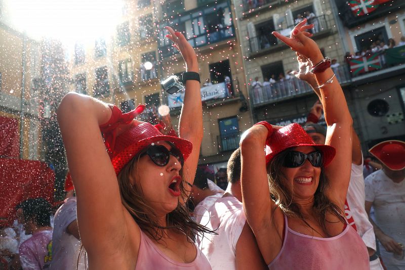 Dos mujeres momentos antes del chupinazo