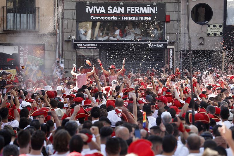 Ambiente previo al tradicional chupinazo en la plaza del Ayuntamiento de Pamplona