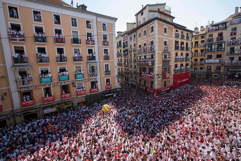 Una multitud aguarda en la plaza del Ayuntamiento de Pamplona el chupinazo