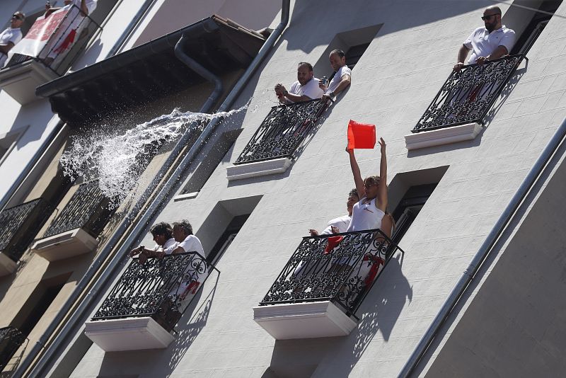 Ambiente previo al tradicional chupinazo con el que dan comienzo las fiestas de San Fermín 2019, en la Plaza del Ayuntamiento de Pamplona