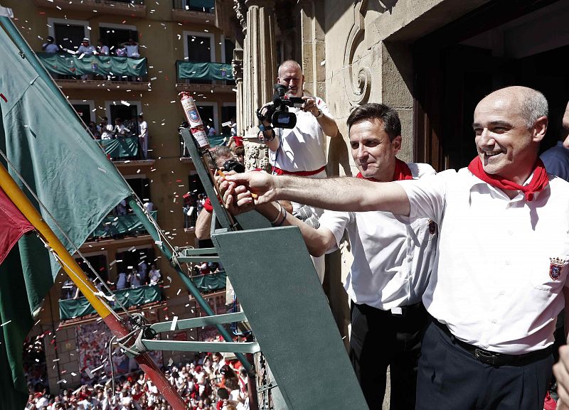 Jesús Garisoain, subdirector de la banda municipal de música La Pamplonesa, ha sido el encargado del lanzamiento del tradicional chupinazo con el que han dado comienzo las fiestas de San Fermín 2019