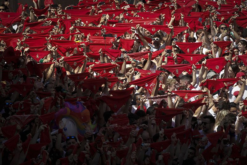 Miles de personas celebran el comienzo de las fiestas de San Fermín desde la plaza del Ayuntamiento de Pamplona