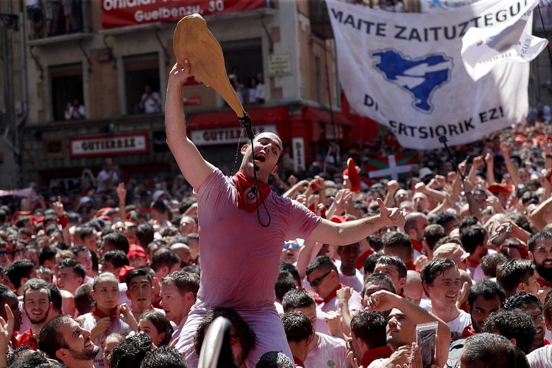 Miles de personas celebran el comienzo de las fiestas de San Fermín 2019 desde la plaza del Ayuntamiento de Pamplona