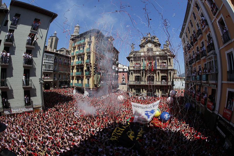 Lanzamiento del tradicional chupinazo con el que han dado comienzo las fiestas de San Fermín 2019