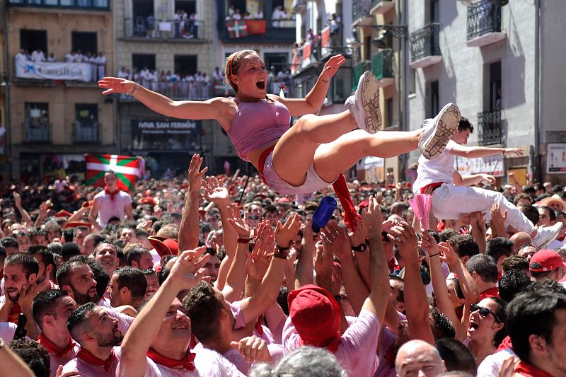 El júbilo estalla en la plaza del Ayuntamiento tras el chupinazo