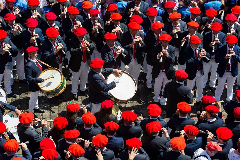 La banda municipal de música La Pamplonesa toca durante el chupinazo