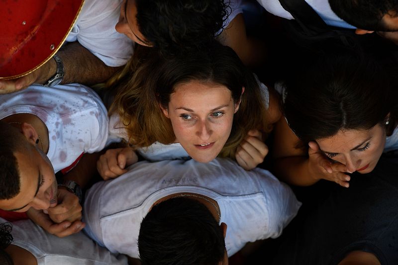 La gente abarrota la plaza del Ayuntamiento de Pamplona, donde no cabe un alfiler