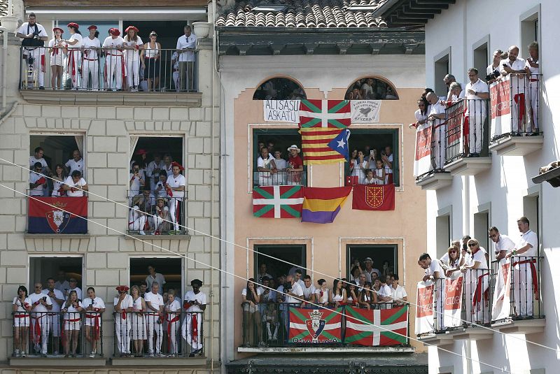 La gente abarrota los balcones de la plaza del Ayuntamiento de Pamplona