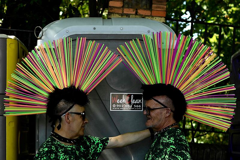 Dos hombres en las horas previas al inicio del desfile del Orgullo