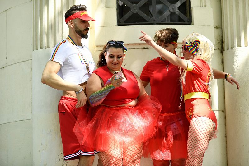 Varias personas antes de la manifestación del Orgullo en Madrid