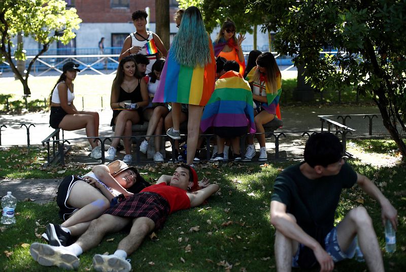 Ambiente previo a la manifestación del Orgullo en Madrid