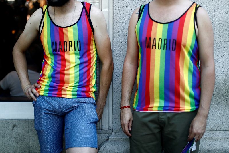 Dos jóvenes con camisetas arcoíris en los momentos previos a la manifestación del Orgullo