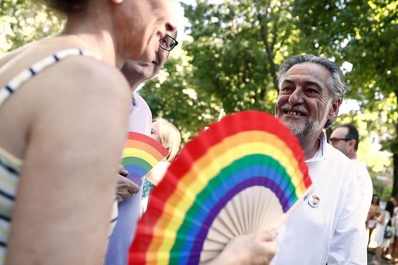 El portavoz del PSOE en el Ayuntamiento de Madrid, Pepu Hernández, antes de la manifestación del Orgullo