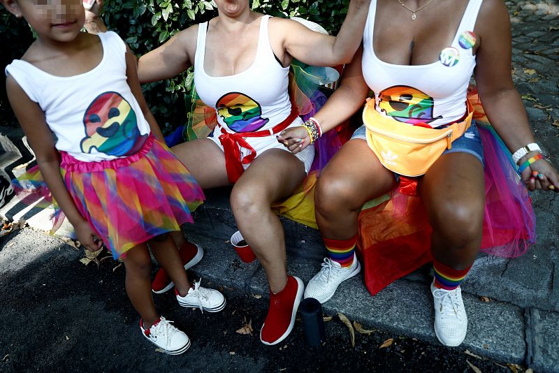 Tres jóvenes lucen camisetas con el fantasma Gaysper momentos previos a la manifestación del Orgullo