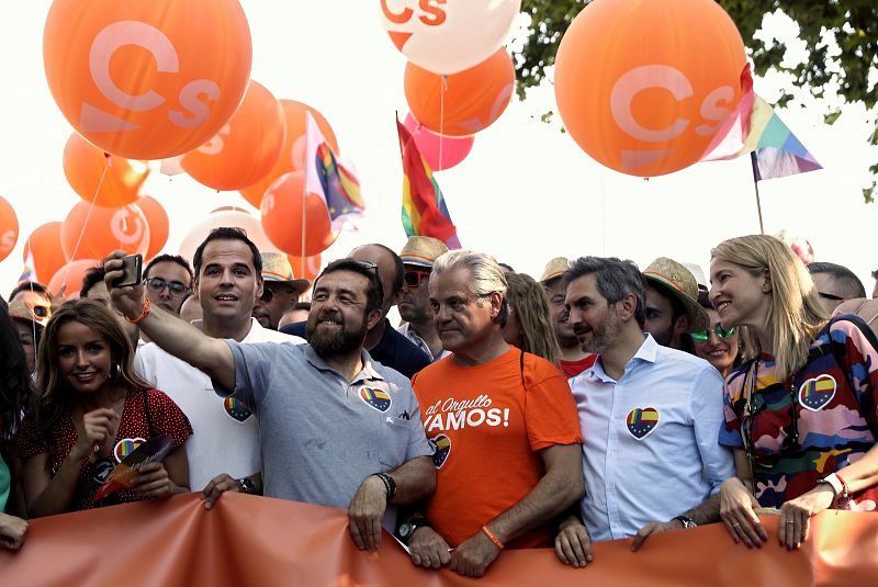 El líder de Ciudadanos en la Comunidad de Madrid, Ignacio Aguado, y el secretario general del grupo parlamentario del partido, Miguel Gutiérrez, son algunos de los miembros de Cs que participan en la manifestación del Orgullo en Madrid