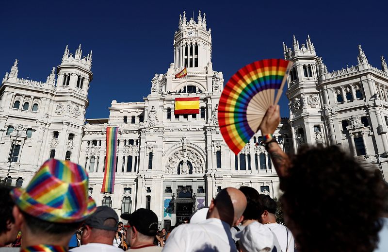 Manifestación del Orgullo a su paso por el Ayuntamiento de Madrid en la plaza de Cibeles