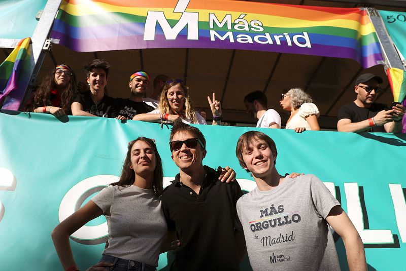 El candidato de Más Madrid a la Comunidad de Madrid, Íñigo Errejón, participa en la manifestación del Orgullo