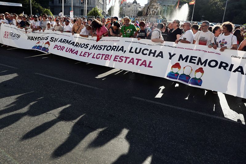 Cabecera de la manifestación del Orgullo 2019 bajo el lema Mayores Sin Armarios: ¡Historia, Lucha y Memoria! Por una ley estatal LGTBI