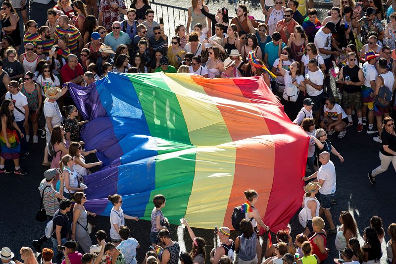 Vista de una bandera arcoíris en la manifestación del Orgullo
