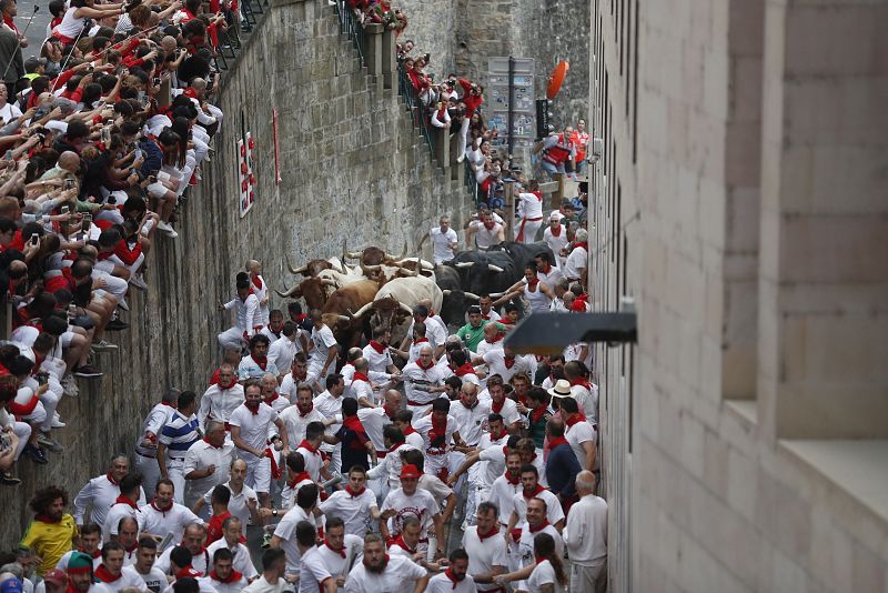Los toros de la ganadería salmantina de Puerto de San Lorenzo al inicio del primer encierro de los Sanfermines 2019