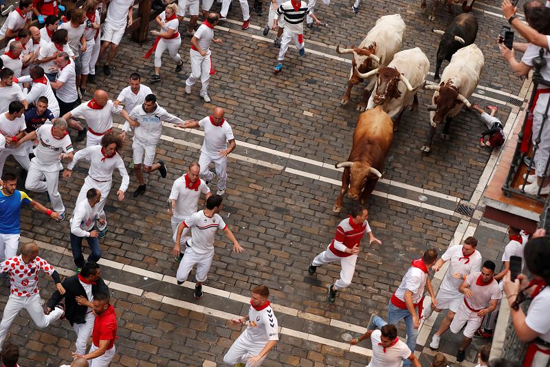 Un momento de la carrera del encierro de los toros de Puerto de San Lorenzo