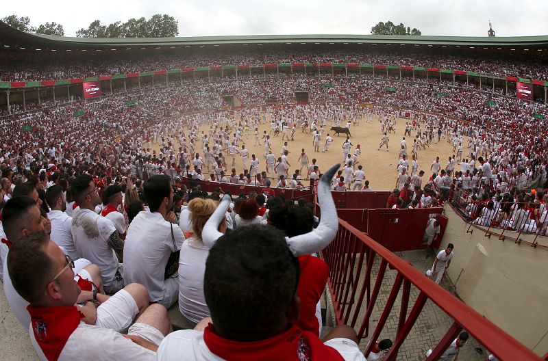 El público observa los toros de la ganadería Puerto de San Lorenzo en la plaza.
