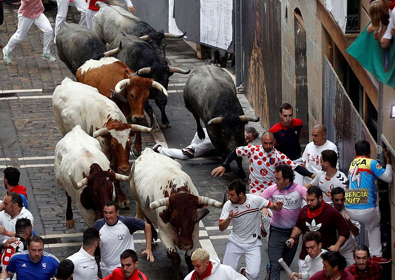 La torada pasa por encima de un mozo