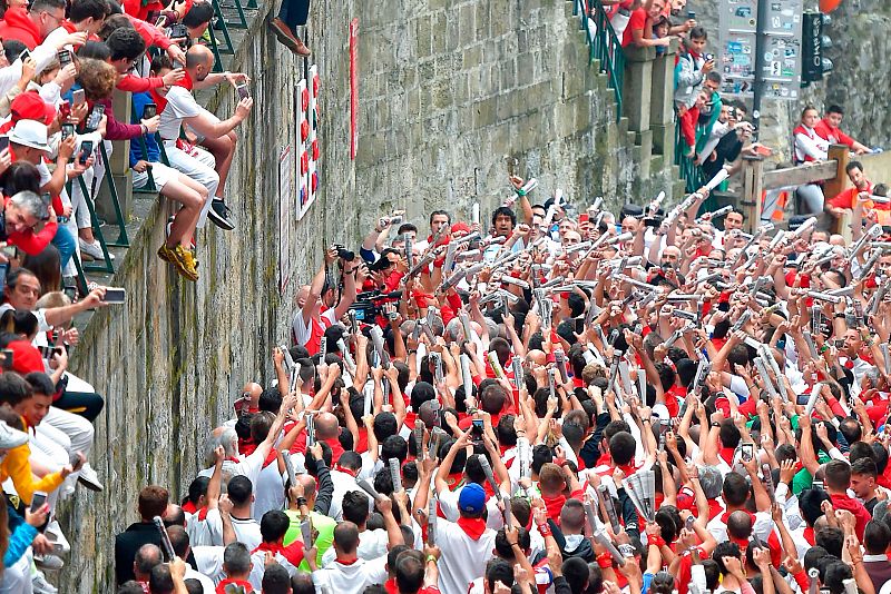 Canto a San Fermín antes del tercer encierro