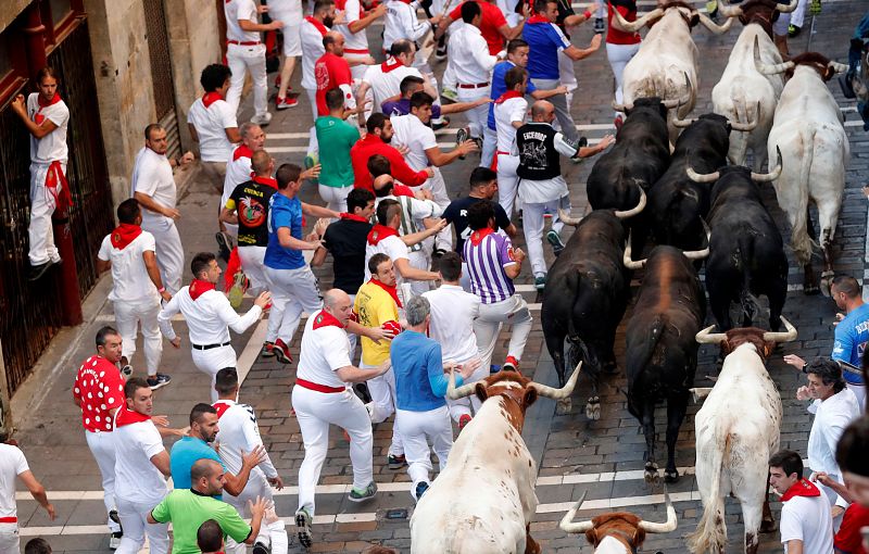 Los corredores intentan situarse ante los toros