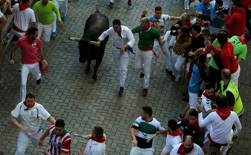 Un mozo agarra el asta de un jandilla