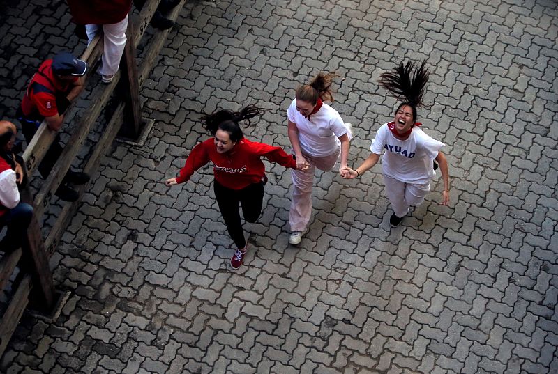 Tres corredoras llegan juntas al callejón