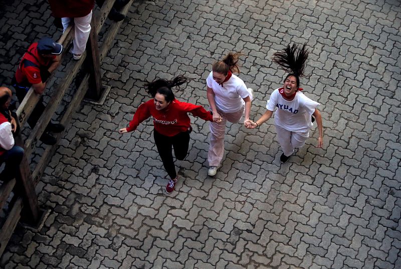 Tres corredoras llegan juntas al callejón